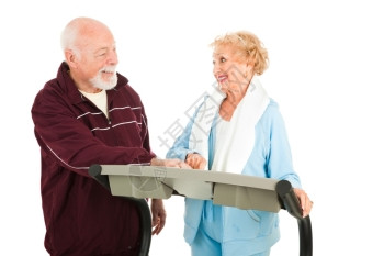 在健身房工作的有活力老年夫妇孤立的白种人图片