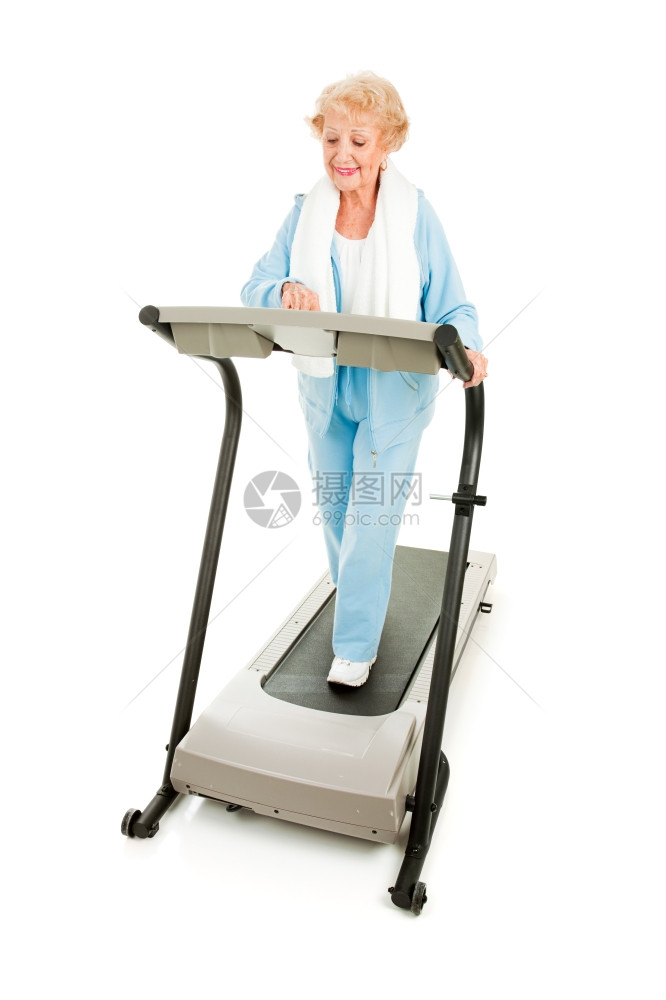 健康的老年妇女在跑步机上行走全身都是白的图片