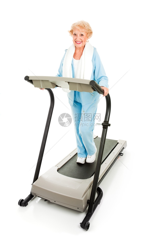 美丽的高龄女子在跑步机上锻炼保持健康孤立在白色上图片