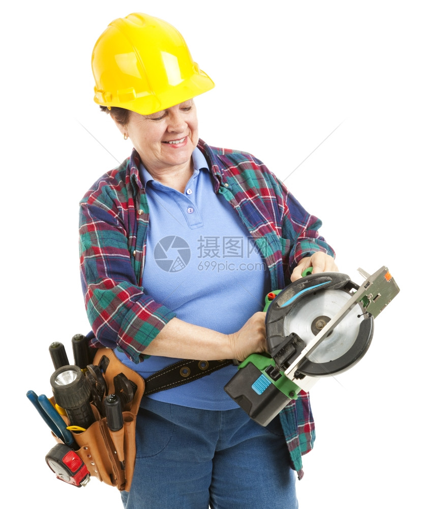 有圆形电锯的女建筑工人白孤立图片
