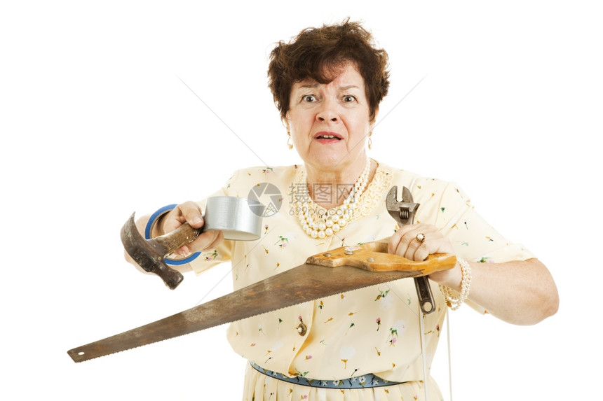年长的女士拿着工具她被家庭改良项目迷惑和淹没图片
