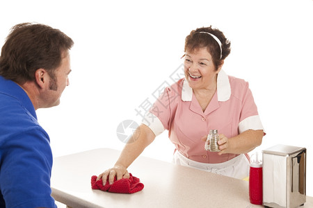 友善的女服务员在餐厅打扫柜台白种背景图片