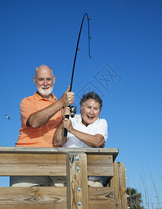 退休的老年夫妇在度假时一条大鱼里呆着图片