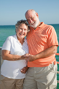 一对快乐的老年夫妇享受海边度假的肖像图片