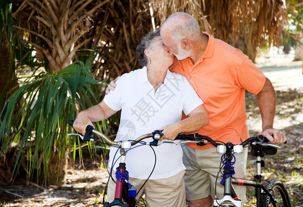 从骑自行车到亲吻对方的老夫妇图片