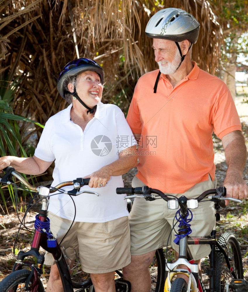 健在的老年夫妇带着自行车看彼此亲切地对方图片