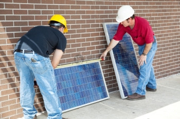 在安装太阳能电池板之前测量太阳能电池板的工图片