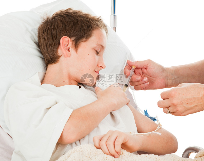 小男孩勇敢地看着护士 给他一打中的手臂,白种背景图片