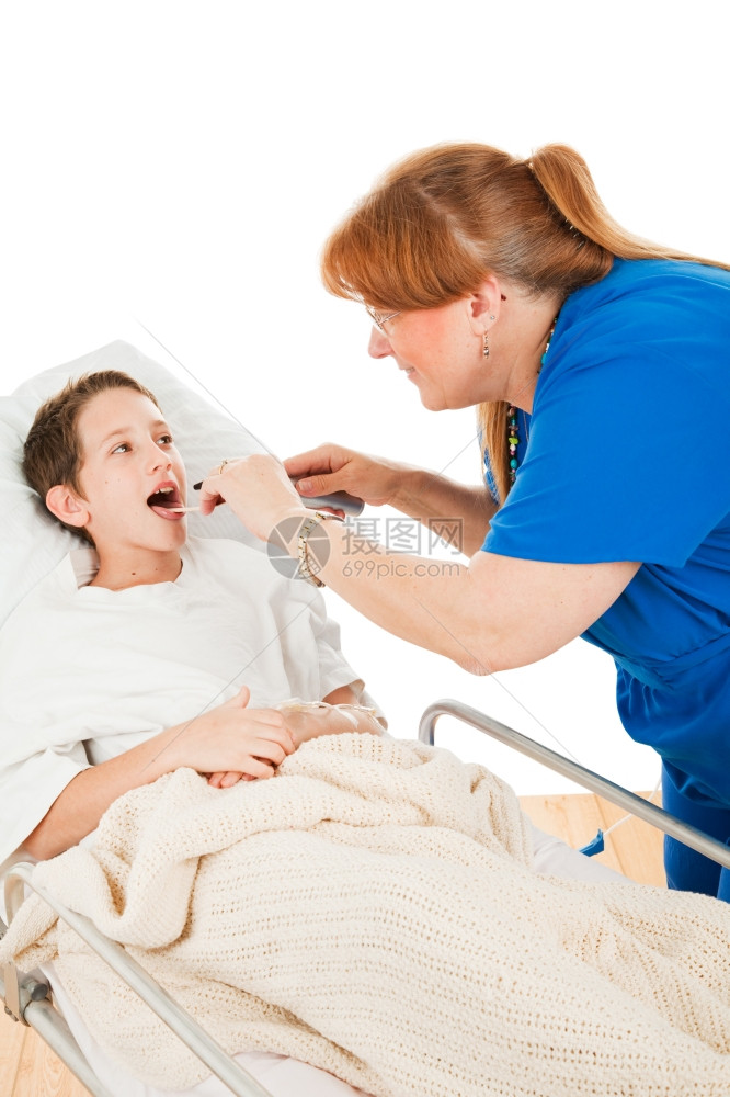 医院的小男孩张开嘴让护士检查他的喉咙图片