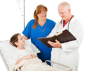 儿科医生和护士在检查医院里一个小男孩的病历图片