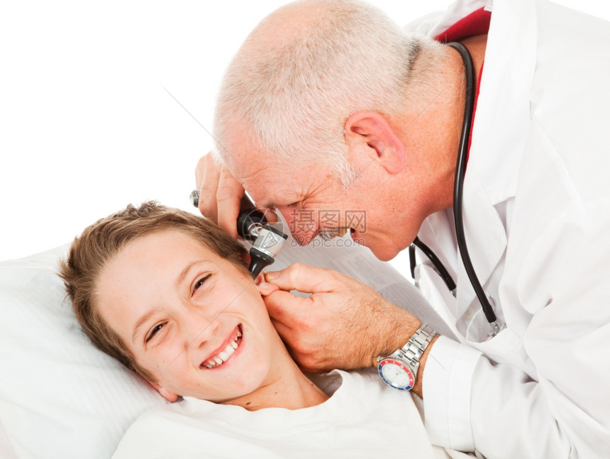 小男孩笑着看医生的耳朵白着孤立的图片