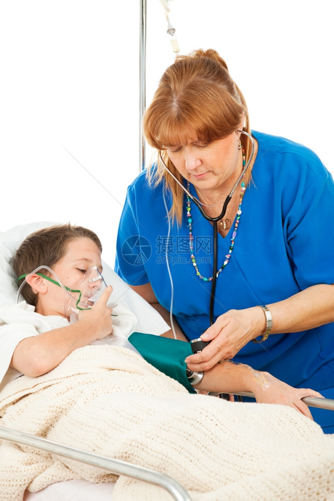 友善的护士接受医院里一个生病的小男孩血压图片