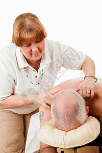 按摩治疗师致力于缓解客户肩膀的紧张图片