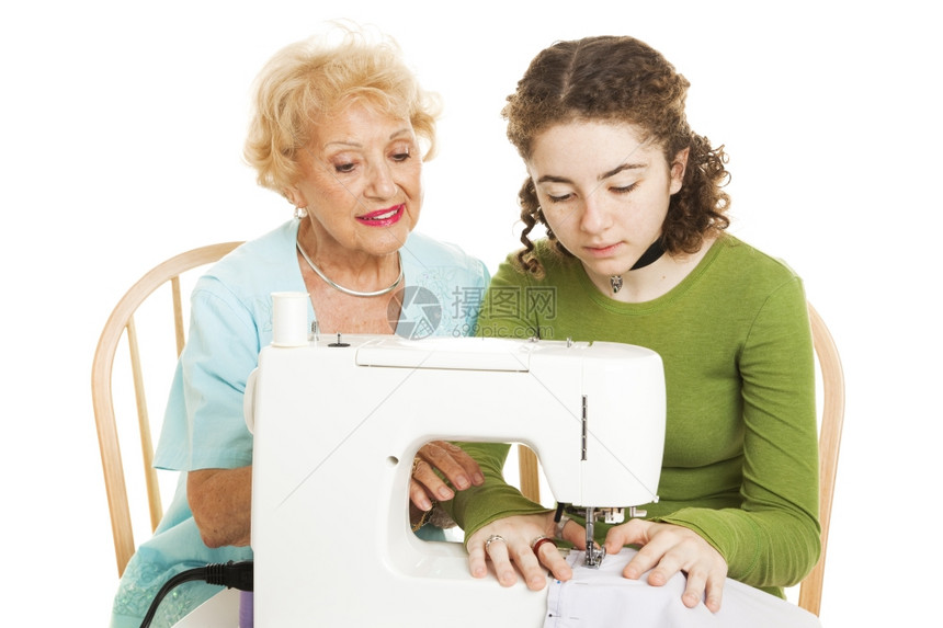 高级女子教她十几岁的孙女缝衣白着被孤立图片