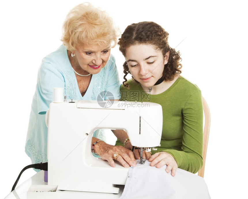 祖母教她十几岁的孙女用缝纫机白着被孤立图片