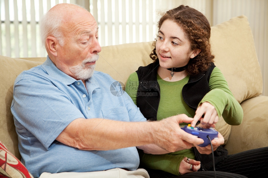 少女教她爷怎么玩电子游戏图片