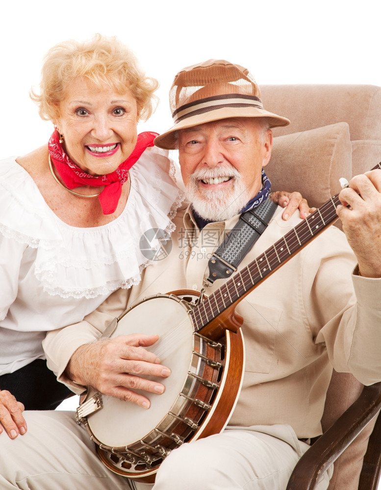 长辈情侣的肖像玩班卓和唱乡村音乐图片