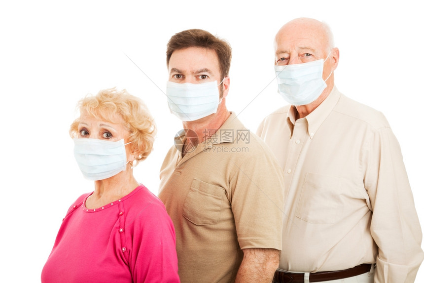 老年夫妇和他们的成年儿子戴着外科面具,以防止流感行。图片