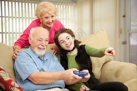 年长夫妇和十几岁的孙女玩电子游戏图片