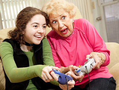 外婆和孙女一起玩刺激的电游戏图片