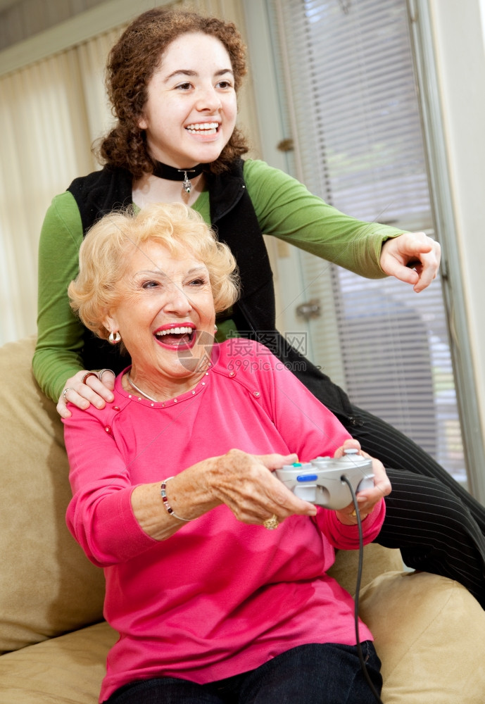 外婆和小孙女玩电子游戏得很开心图片