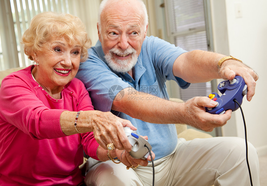 老年夫妇玩电子游戏得很开心图片