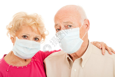 身戴面罩的老年夫妇要防止猪流感行图片