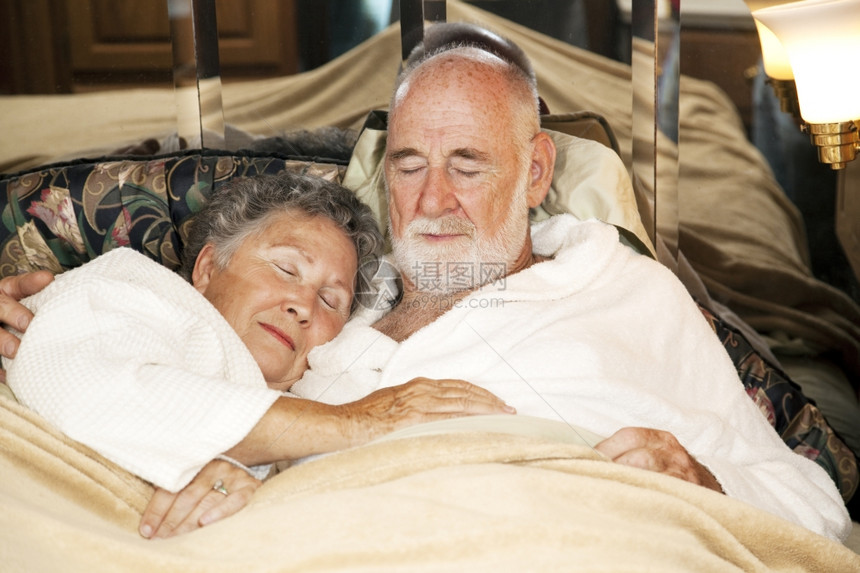 老年夫妇在汽车家的床上睡着了图片