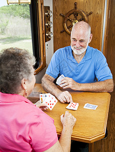 退休的老年夫妇在他们的运动之家厨房里玩着一场狂欢游戏图片