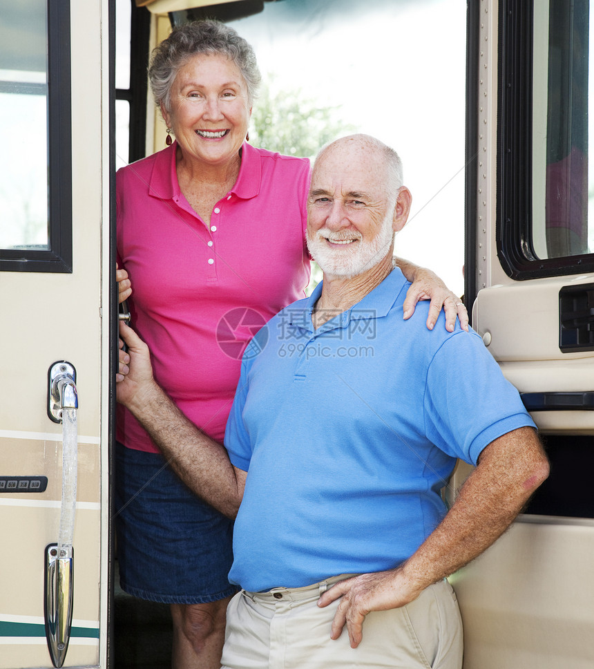 年长夫妇在豪华汽车家的门口摆着老夫妇的姿势图片