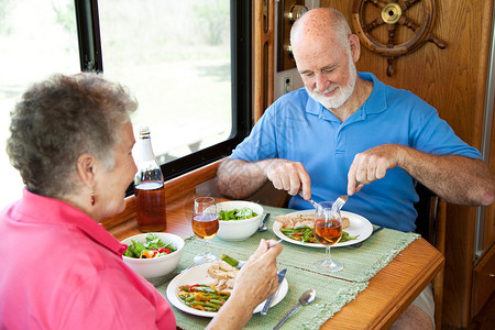老年夫妇在房车厨享受健康餐饮图片