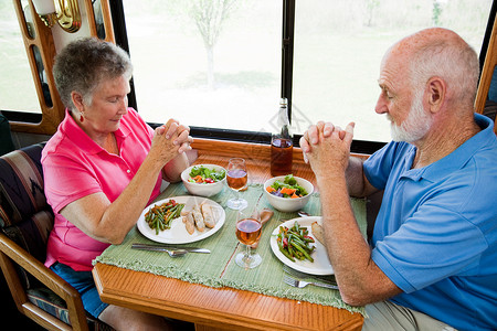 老年夫妇在回家的汽车里吃饭前先说优雅的话高清图片