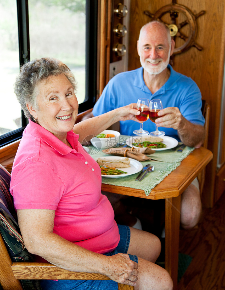 老年夫妇喜欢在自己汽车家的厨房里吃一顿浪漫的饭图片