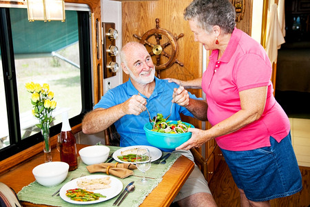 老年夫妇在豪华的汽车房里享受健康餐饮图片