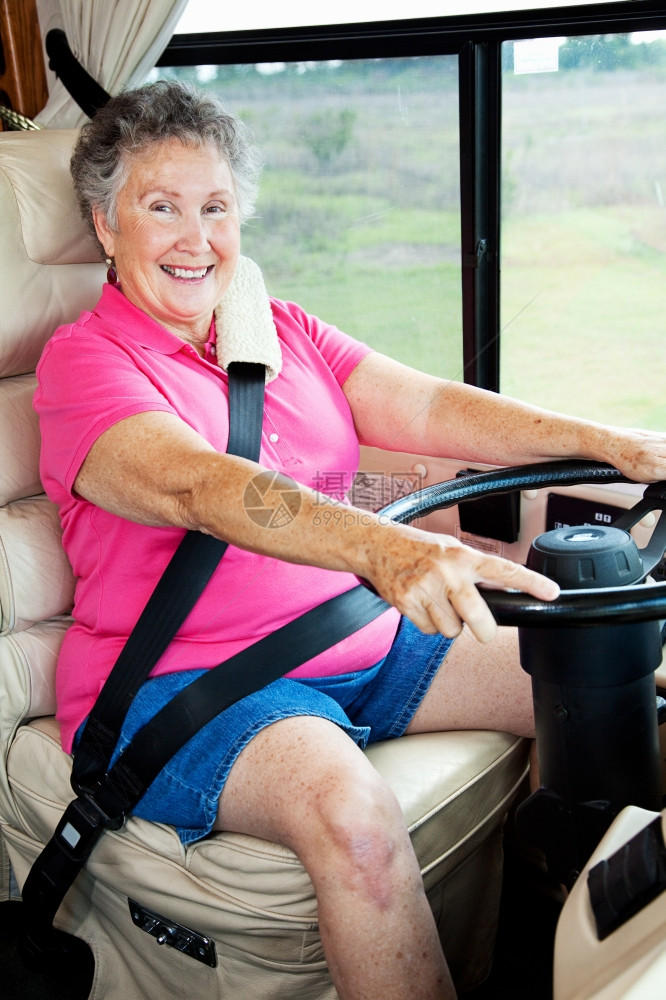 年长妇女喜欢驾车回家图片
