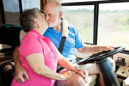 他开车回家的时候和老年夫妇在度假接吻图片