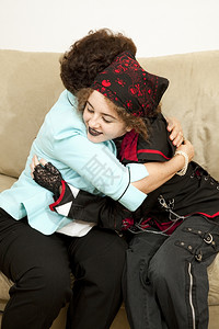 Goth青少年女孩抱她的母亲Bandana是通用的不品牌名称或商标图片