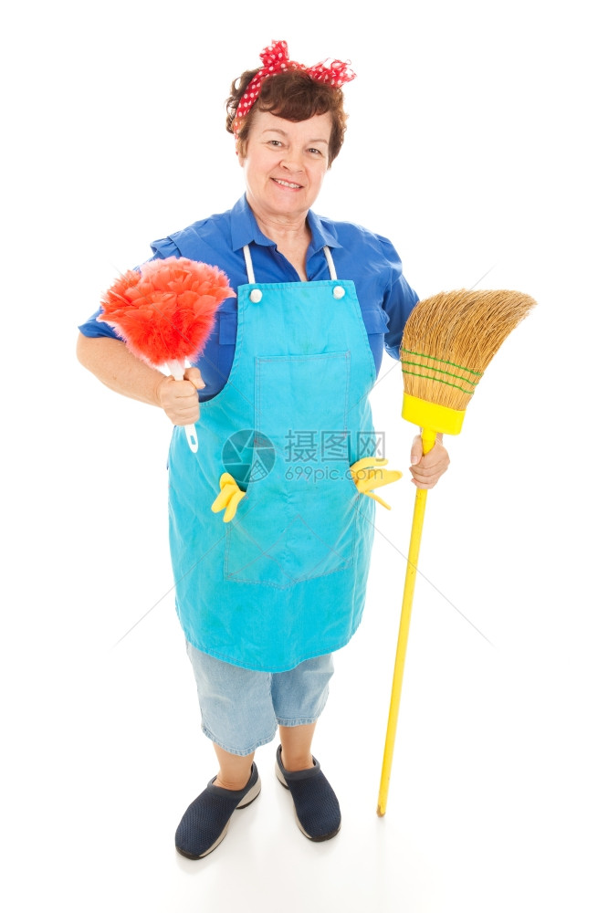 友善的女管家准备工作拿着扫帚和羽毛喷雾器全身被隔离图片
