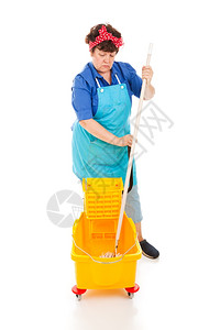 可悲的清洁女工在桶里摇欲坠的拖把全身被隔离图片