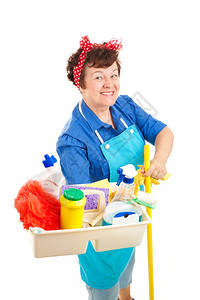 舒适的清洁女工拿着具和产品孤立在白色上图片