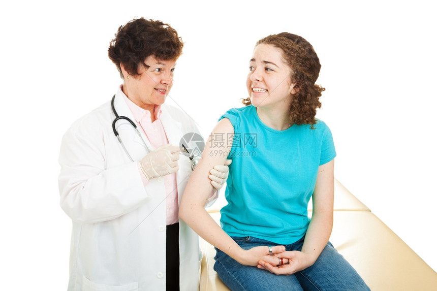 照顾女医生给一个神经紧张的少女接种疫苗孤立的白人女孩图片