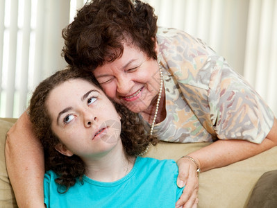 青少年能忍受一个烦人的姑妈或父母拥抱图片
