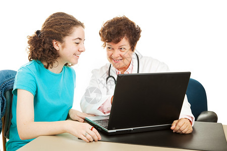 女医生给一个十几岁的病人看她在电脑上的测试结果图片