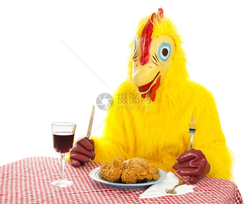 饿了的鸡肉男人坐下来享受在餐厅的朋友鸡肉晚餐图片