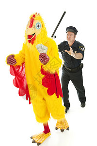 鬼鬼偷鸡鸡男拿着偷来的钱躲一个警察孤立的白人背景