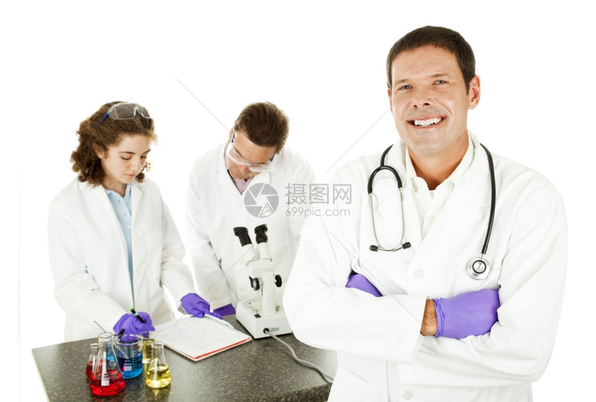 友善的微笑医生在实验室里和背景的研究人员一起孤立在白线上图片