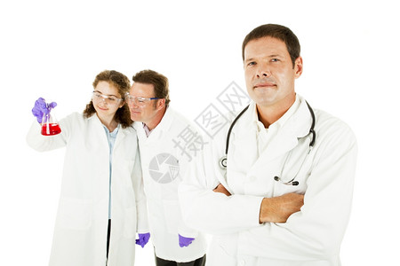 自信的医生和两名实验室助理在背景中孤立白线上图片