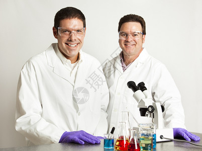 快乐微笑的科学同事在实验室图片