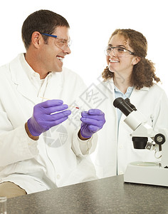 两个实验室技术人员喜欢一起研究血液样本孤立在白色上高清图片