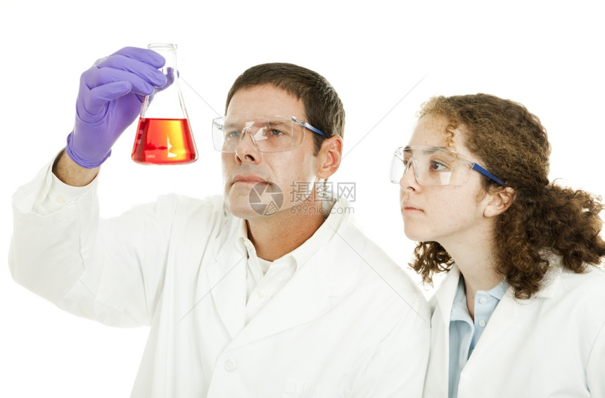 高中生和她的老师在实验室检查一个化学合物图片